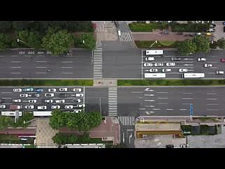 航拍城市交通路口视频的预览图